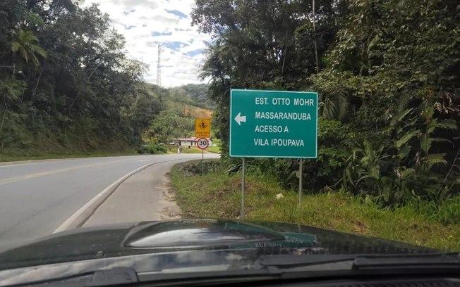 Placa de trânsito com erro de digitação chama atenção em rodovia