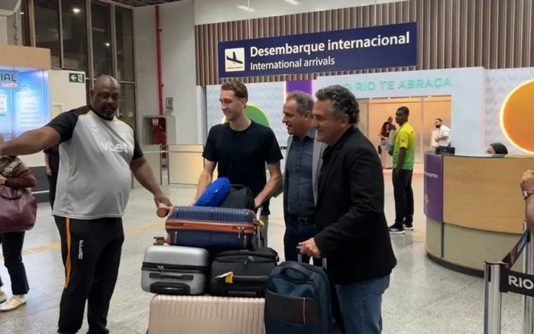Reforço do Botafogo, Arthur Chaves desembarca no Rio de Janeiro