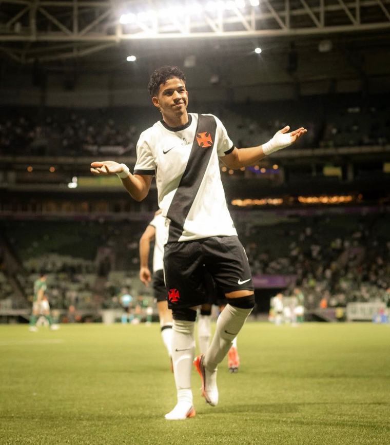 Apontado como nova joia do Vasco, Andrey Fernandes decide novamente