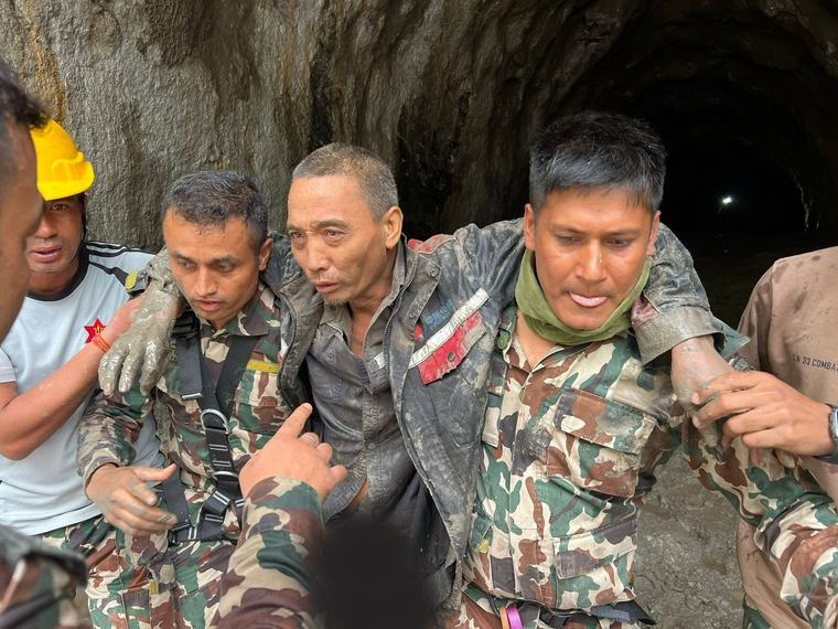 Duas pessoas são encontradas com vida no Nepal dez dias após inundações