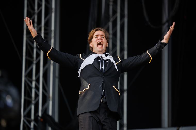 Vocalista do The Hives usa português como estratégia para animar Rock In Rio
