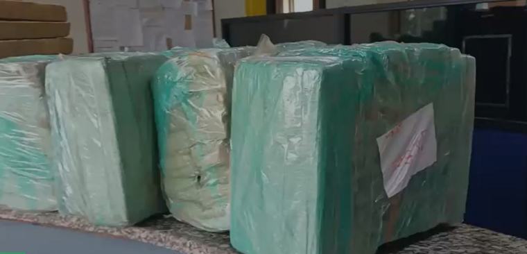 PRF apreende 232 quilos de maconha após perseguição na Dutra