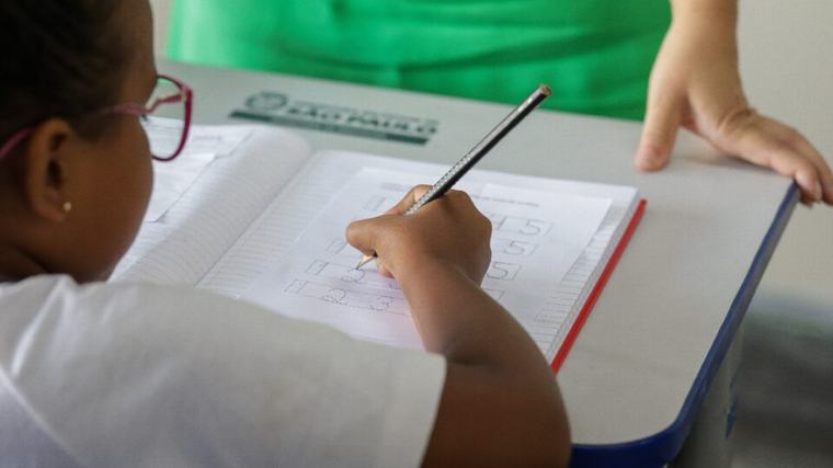 Gestora educacional perde cargo após indicar biografias de Hitler e Mussolini