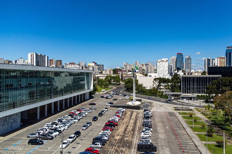 Curitiba planeja enterrar 120 km de fios por R$ 1,2 bilhão