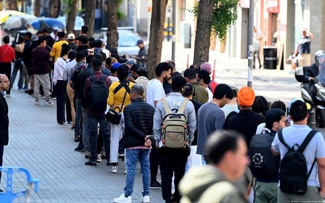 Encapuzados bloqueiam porto inglês em protesto contra imigrantes