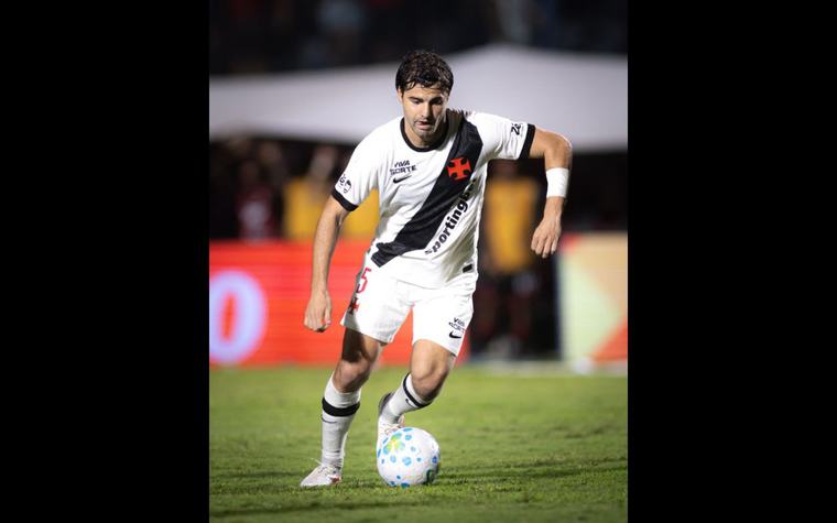 Recém-chegado, Santiago Sosa já se firma no meio-campo do Vasco