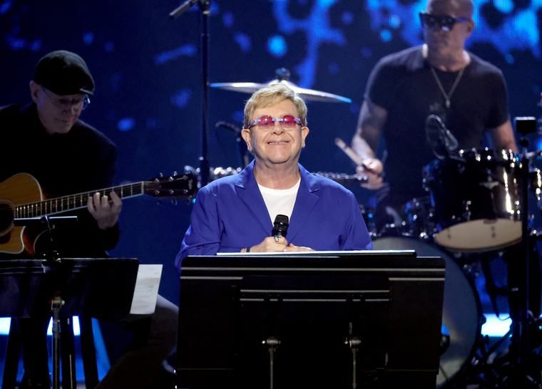 Elton John pede desculpas por ter demorado a voltar e emociona público no Rock in Rio