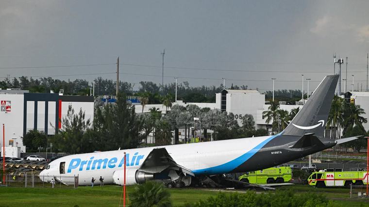 Nos Estados Unidos Avião de carga da Amazon sai da pista e atinge carros em Miami; cinco pessoas morreram