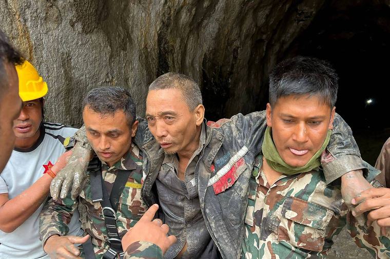 resgate na ásia Trabalhador chinês é resgatado após ter ficado preso em túnel por 10 dias por causa de deslizamento de terra no Nepal - Exército nepalês via Reuters/AFP