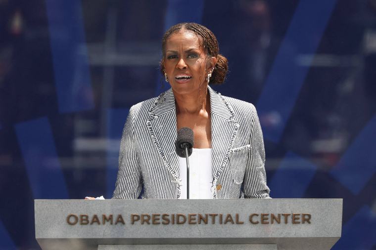 Michelle Obama diz não sentir falta das filhas após saída de casa