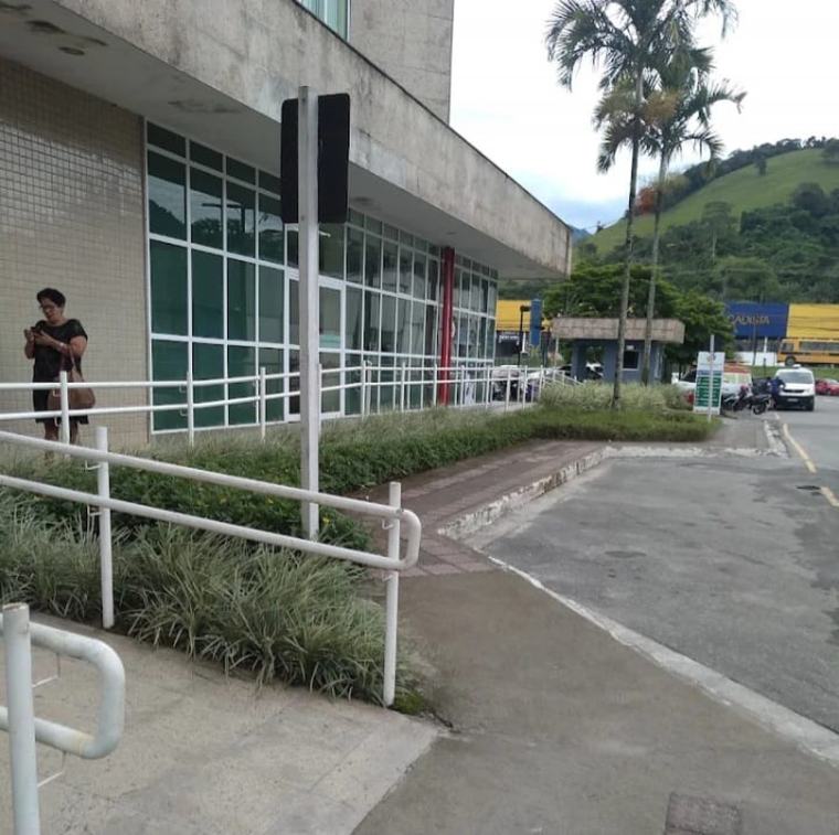 Homem é esfaqueado no pescoço após discussão em Angra