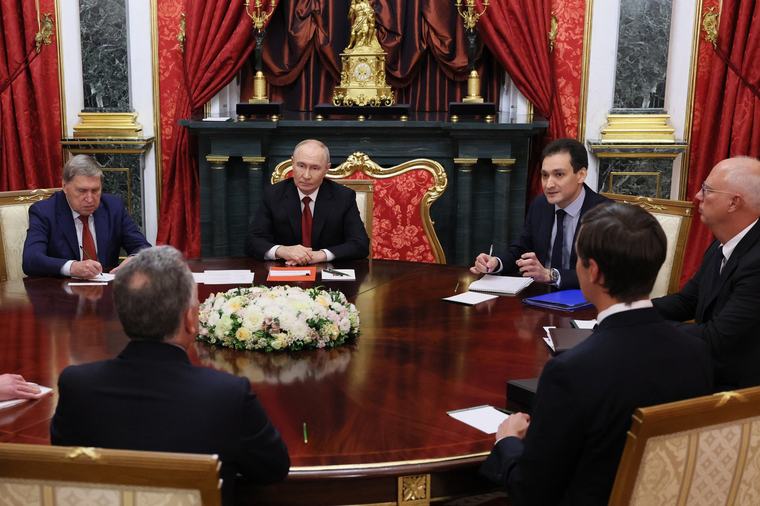Putin discute guerra na Ucrânia com enviados dos EUA