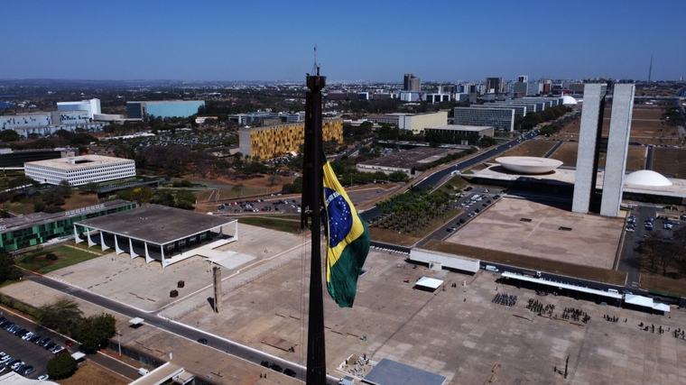É preciso reconstruir, e não implodir a democracia