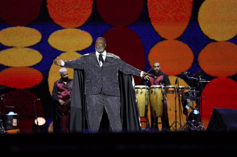 Péricles transforma palco do Rock in Rio em baile