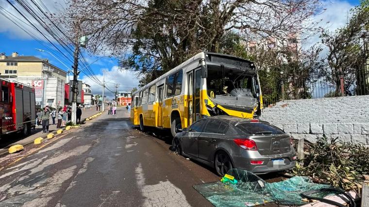 Acidente Ônibus desgovernado atinge carros e casa e deixa quatro pessoas feridas em Bento Gonçalves