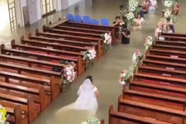 Vídeo: noiva cruza igreja alagada nas Filipinas e casamento viraliza