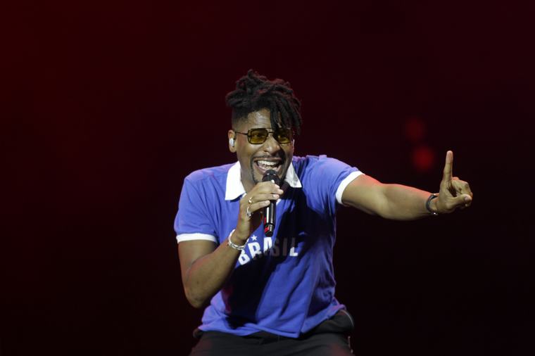 Multiartista Jon Batiste encanta com talento e energia