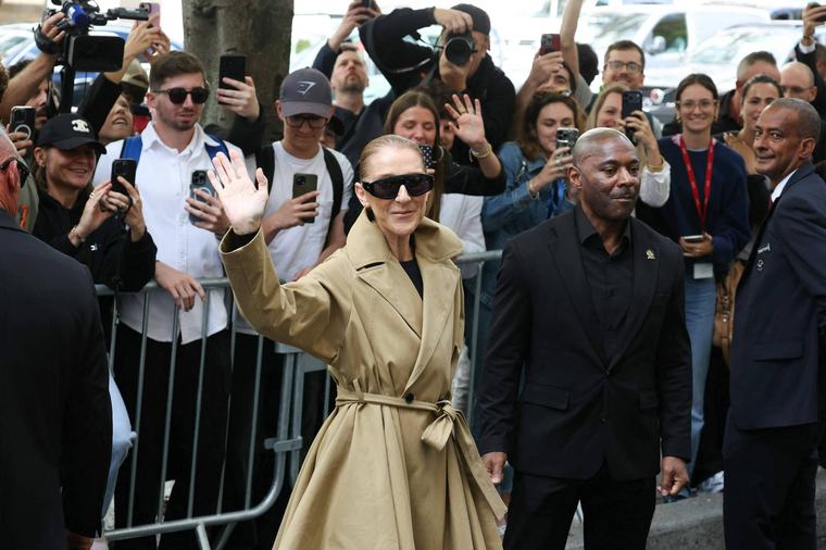 Céline Dion chega a Paris para série de shows seis anos após se afastar dos palcos