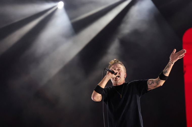 Público faz roda de bate-cabeça em show do Rise Against no festival na capital fluminense