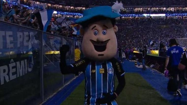 VÍDEO: Do ‘que resenha’ ao ‘futebol raiz’: valsa do Grêmio para provocar o Inter rende memes e reacende a rivalidade nas redes sociais após o Gre-Nal