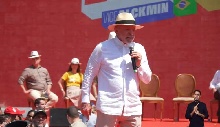 Em SP, Lula ignora STF, pede voto em Haddad e sugere que Trump faça um Pix