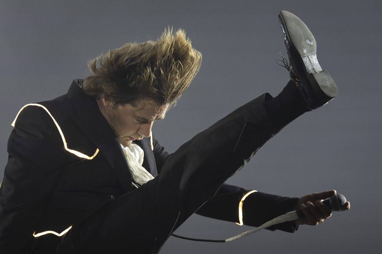 Rock in Rio Enérgica, The Hives ganha público com humor auto-celebratório; banda sueca levou garage rock direto para o palco Mundo, agitando mesmo quem não era fã - Eduardo Anizelli/Folhapress