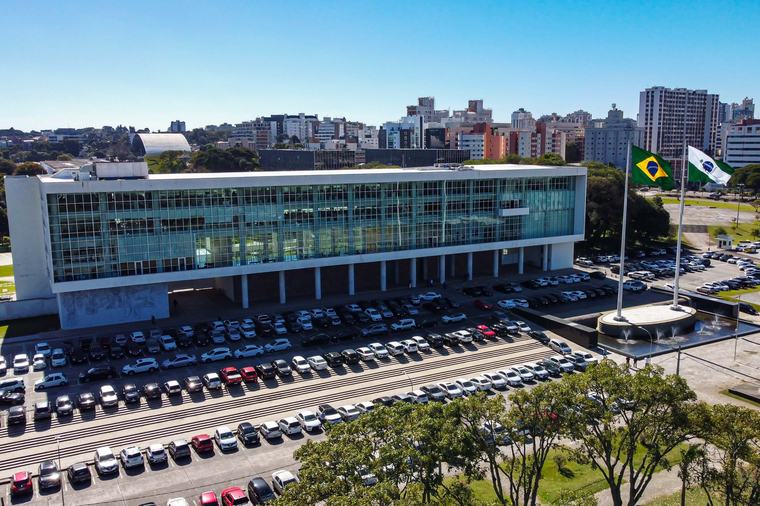 Candidatos ao governo do Paraná cumprem agendas com carreatas e eventos