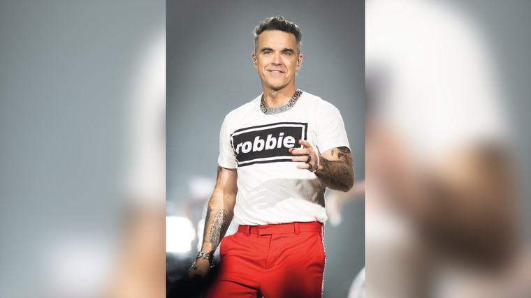 Robbie Williams admite insegurança com cabelo e fala em medida emergencial