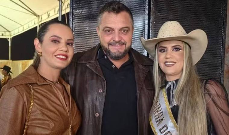 A história da rainha de rodeio que vive trisal com irmã gêmea e agricultor