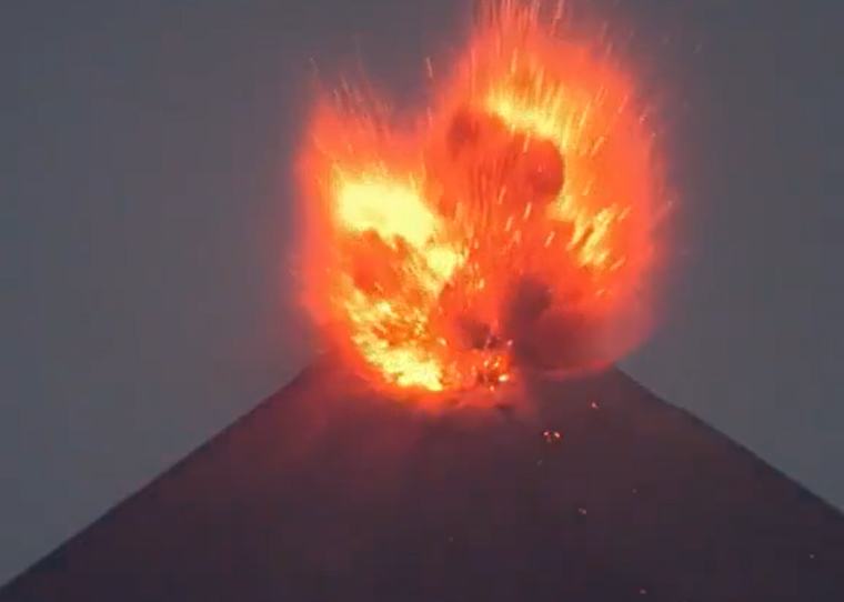 Enorme erupção vulcânica na Indonésia cancela voos e afeta 270.000 passageiros; veja vídeo