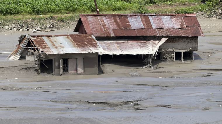 Diretor ordenou evacuação e salvou 900 alunos antes de escola ser destruída no Nepal